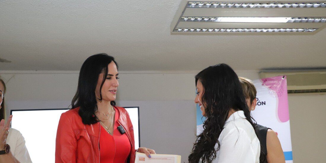 La alcaldesa Lía Limón entrega diplomas a las cuidadoras de Estancias Infantiles y CACIs.