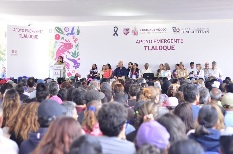 Asisten a entrega del apoyo emergente vecinos de colonias afectadas en Iztapalapa.