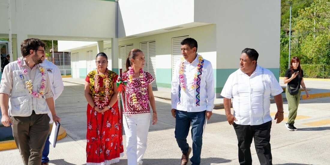 Al centro, el gobernador de Oaxaca, Salomón Jara, y la Presidenta Claudia Sheinbaum.