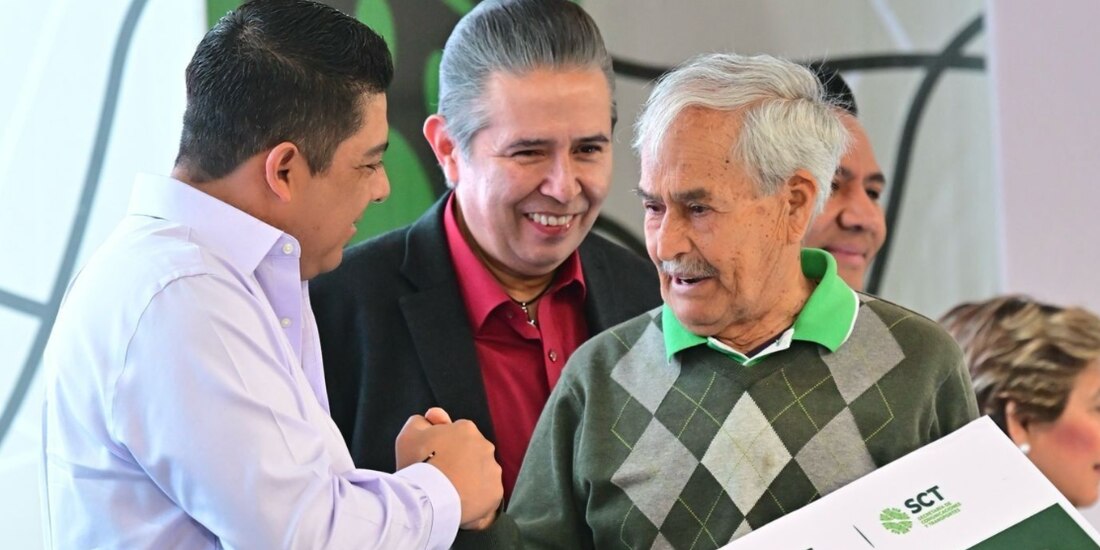 El gobernador Ricardo Gallardo (izq.), en la entrega de tarjetas, ayer.