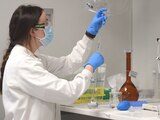 Una investigadora, en los laboratorios centrales de la farmacéutica, en Australia.
