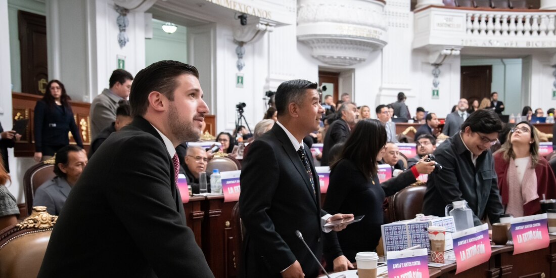 Diputados de Morena al votar el dictamen sobre extorsión, ayer.