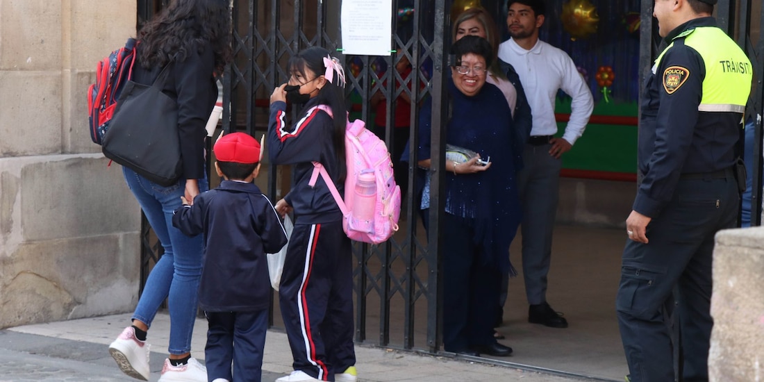 Estudiantes de educación básica a la entrada de una escuela, en una fotografía ilustrativa.