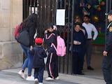 Estudiantes de educación básica a la entrada de una escuela, en una fotografía ilustrativa.