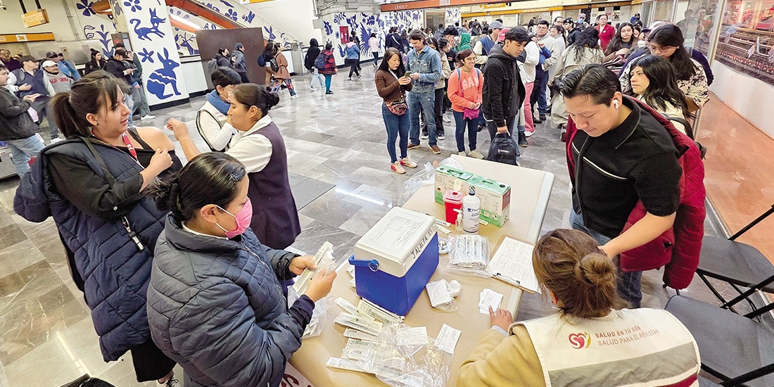 Usuarios del metro acuden al módulo de vacunación instalado, el 6 de febrero.