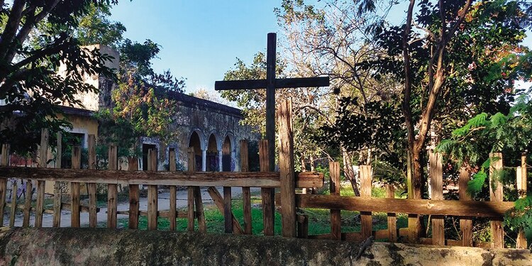 Misnébalam. La leyenda habla del fantasma de un niño llamado Juliancito, que aún se aparece.
Recomendación: Visitarlo de día y en compañía, ya que el sitio está aislado.