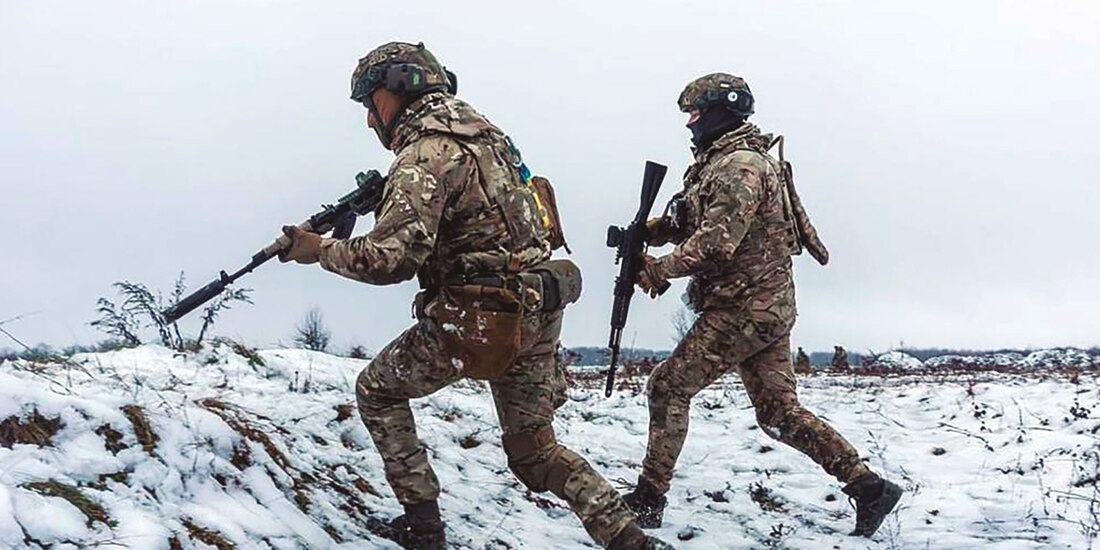 Soldados avanzan entre la nieve para mantener la ofensiva contra ocupantes