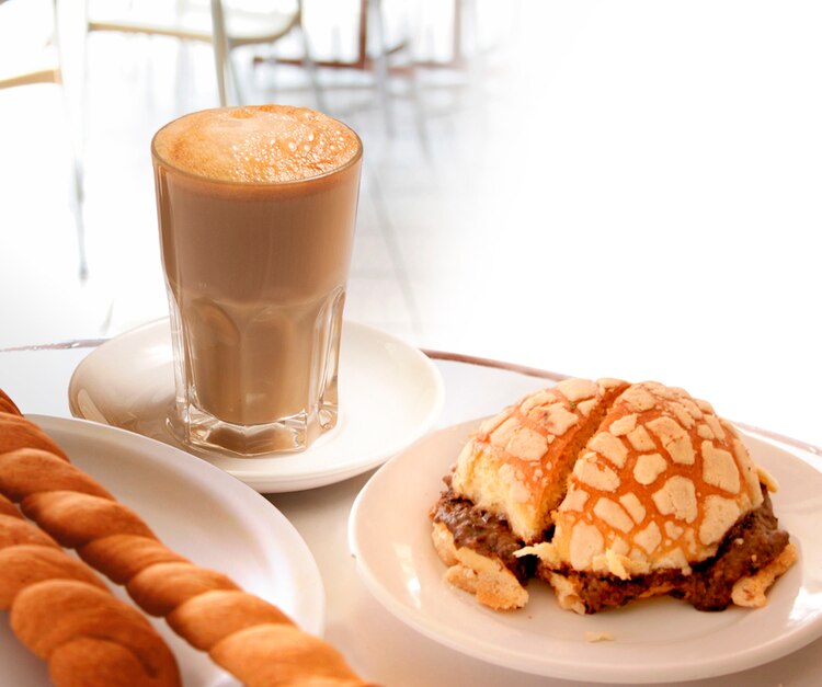 Café lechero, canilla y bomba típicos, del Puerto.