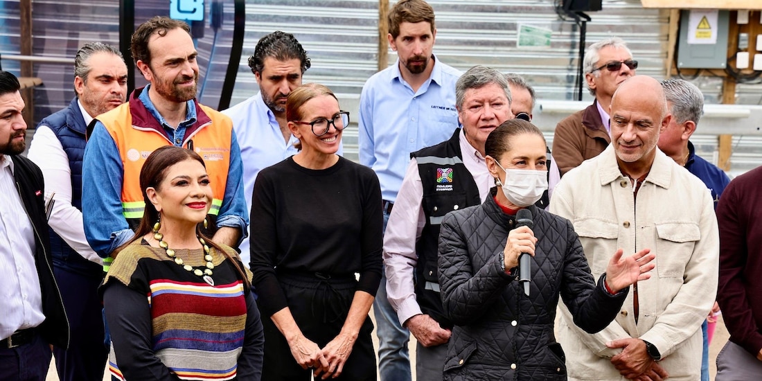 Claudia Sheinbaum (izq.) supervisó los trabajos de construcción de la Línea 4 del Cablebús en la estación Universidad.