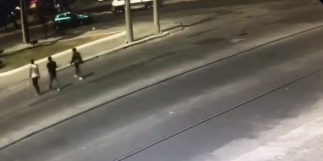 Los tres asaltantes que fueron atropellados, presuntamente habían tratado de quitarle su camión a un hombre, quien minutos después decidió embestirlos con su vehículo