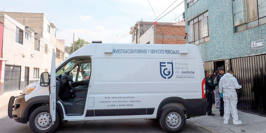 Personal de la FGJCDMX, durante investigación al edificio de Miguel “N”, el pasado 16 de abrilm en CDMX.
