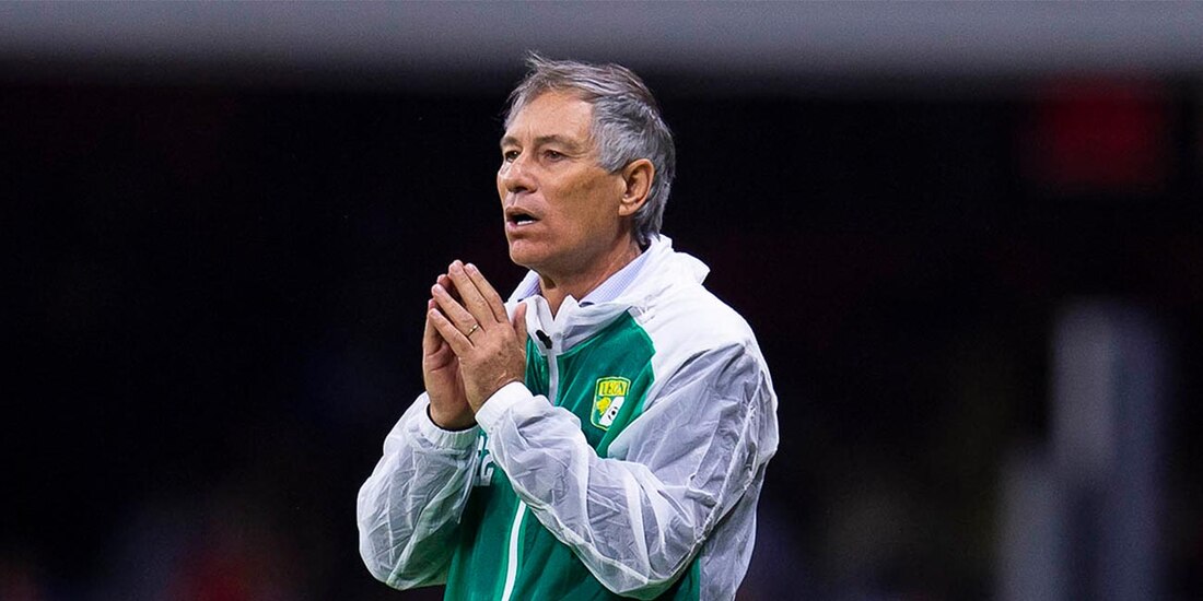 Ariel Holan presentó su renuncia al banquillo del León y la directiva la aceptó.