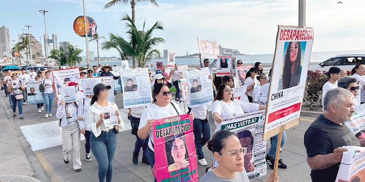 Familiares de personas desaparecidas y activistas, en una marcha en Mazatlán.