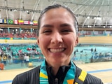 Yareli Salazar sonríe con su medalla de plata conseguida en los Juegos Panamericanos 2023.
