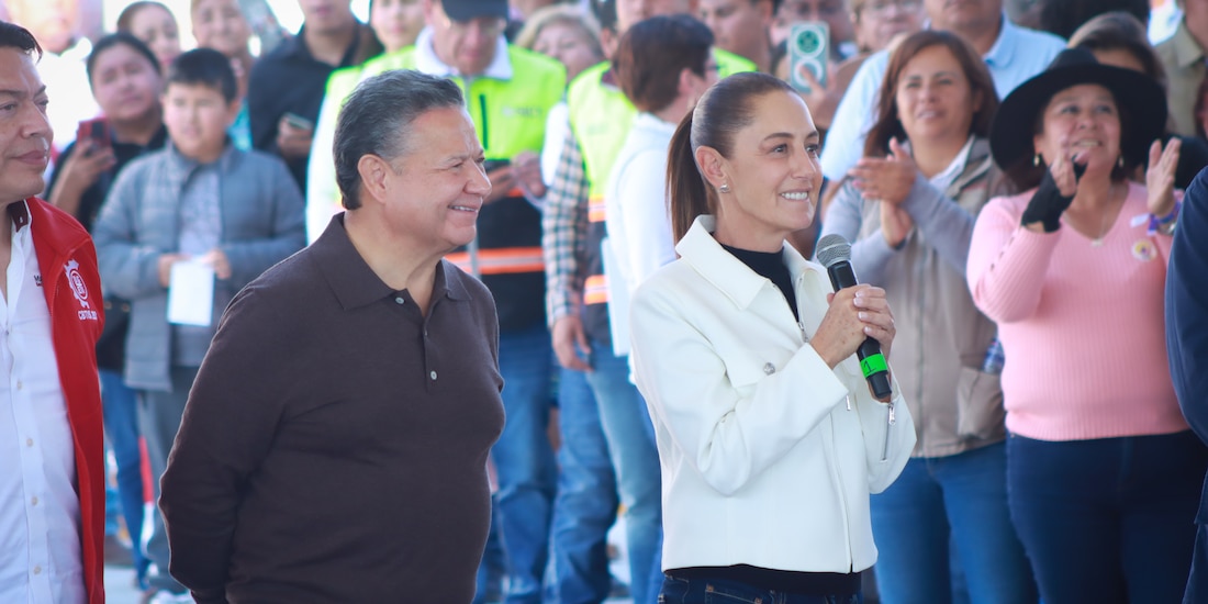 A la derecha, la Presidenta Claudia Sheinbaum; a la izquierda, el gobernador de Hidalgo, Julio Menchaca.
