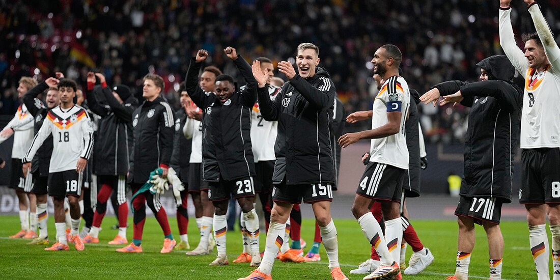 Futbolistas del conjunto germano celebran con sus aficionados, ayer