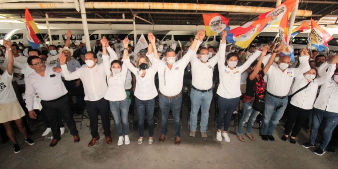 Octavio Pedroza con transportistas de la Conatram.