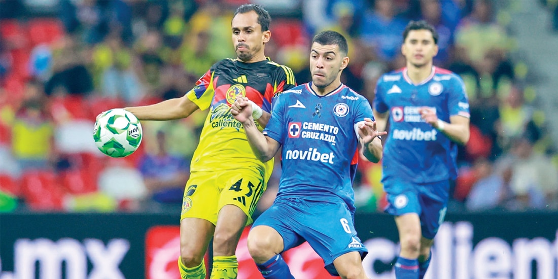 Vinícius y Lira pelean un balón el sábado pasado en el Estadio Azteca.