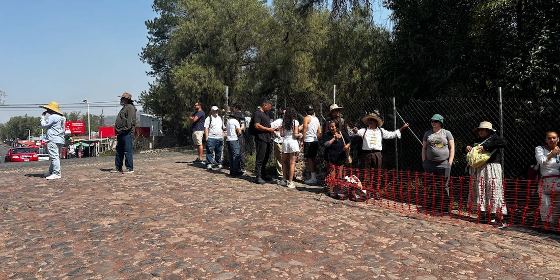 Visitantes esperaban por entrar a la zona arqueológica de Teotihuacán