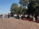 Visitantes esperaban por entrar a la zona arqueológica de Teotihuacán