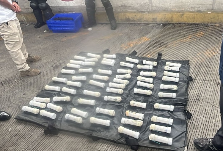 Decomisan artefactos explosivos a normalistas de Ayotzinapa
