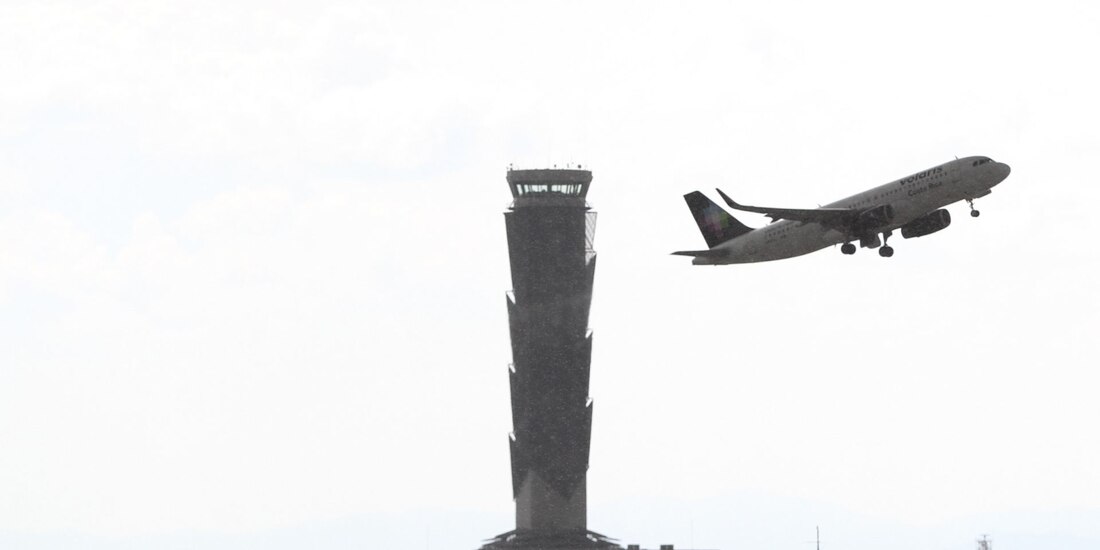 Un avión de las aerolínea Volaris despega del AIFA