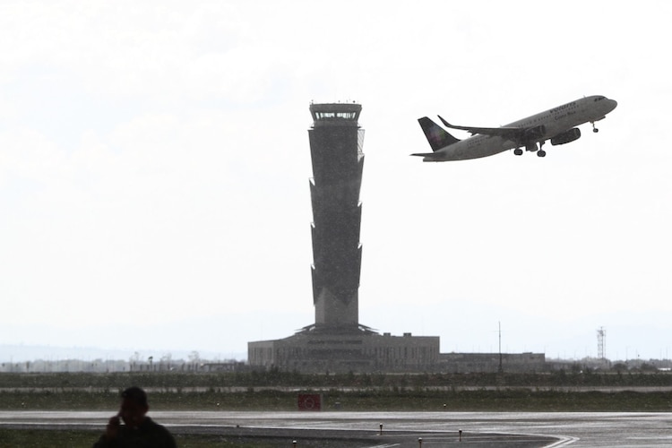 Un avión de las aerolínea Volaris despega del AIFA