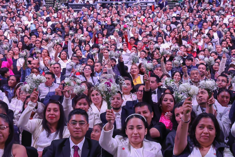 Parejas reunidas en el Auditorio Nacional.