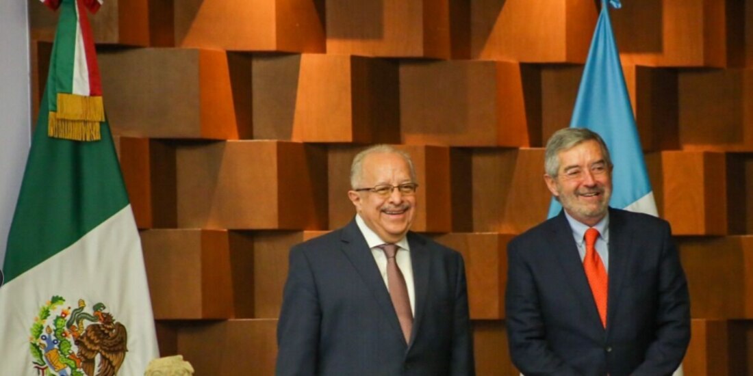 El titular de la SRE, Juan Ramón de la Fuente (der.), y el canciller guatemalteco, Carlos Ramiro Martínez, ayer, en la Ciudad de México.