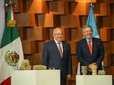 El titular de la SRE, Juan Ramón de la Fuente (der.), y el canciller guatemalteco, Carlos Ramiro Martínez, ayer, en la Ciudad de México.