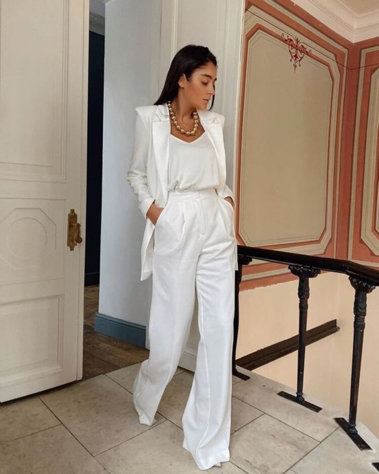 Te verás elegante y sofisticada con un look blanco.
