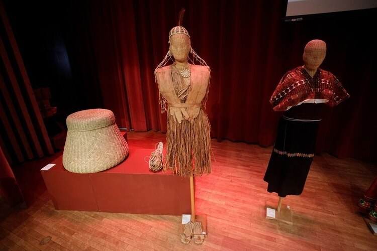 Artesanas rarámuris de Chihuahua galardonadas en el Gran Premio Nacional de Arte Popular.
