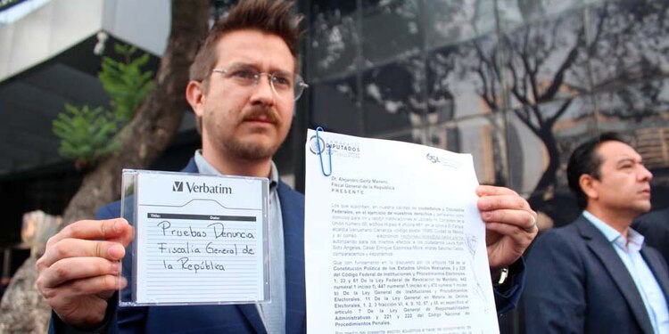 El diputado Santiago Torreblanca con la denuncia y pruebas contra Claudia Sheinbaum