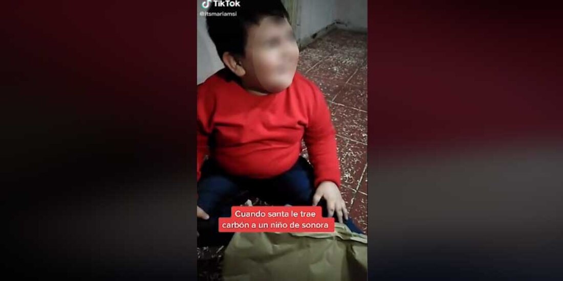 El niño de Sonora sentado junto al carbón que le trajó Santa en Navidad