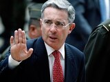 Por investigación sobre manipulación de testigos expresidente Uribe deja Senado