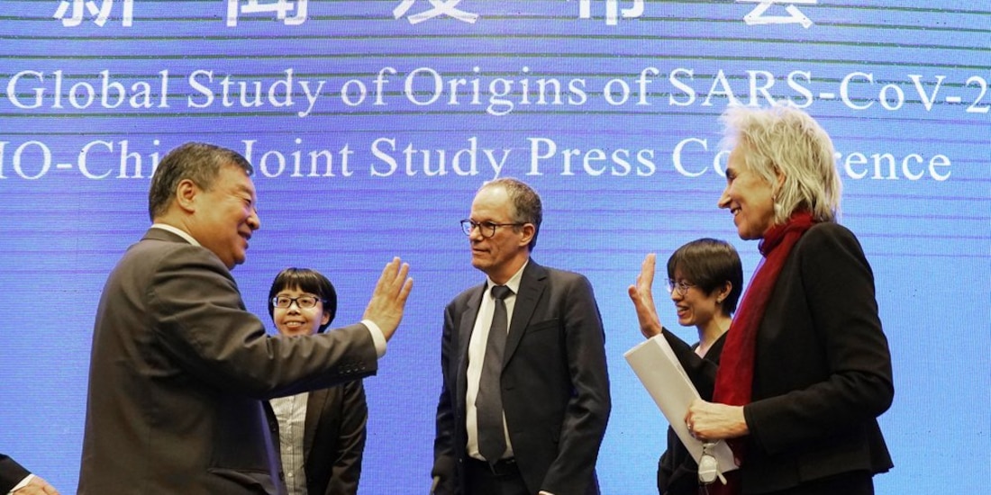 Integrantes de la misión de la OMS en Wuhan, previo a una conferencia, ayer.