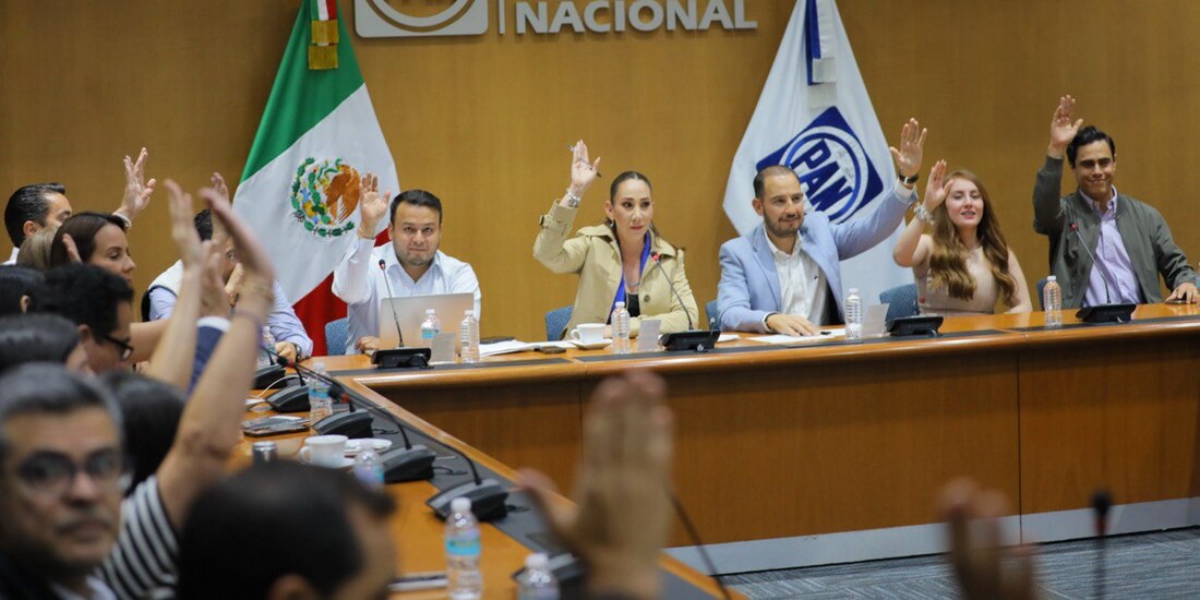 Marko Cortés (centro, der.) afirma que es necesario un cambio en el Partido.