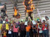 Migrantes que acampan en Huixtla, Chiapas quemaron tres piñatas: una del INM, otra de su titular, Francisco Garduño y una más de los grupos del crimen organizado