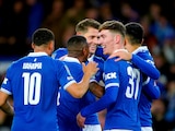 Jugadores del Everton, equipo de la Premier League de Inglaterra, celebran después de marcar un gol durante un partido de la Copa de la Liga, en la cuarta ronda, en el juego entre Everton y Burnley en Goodison Park, Liverpool, Inglaterra