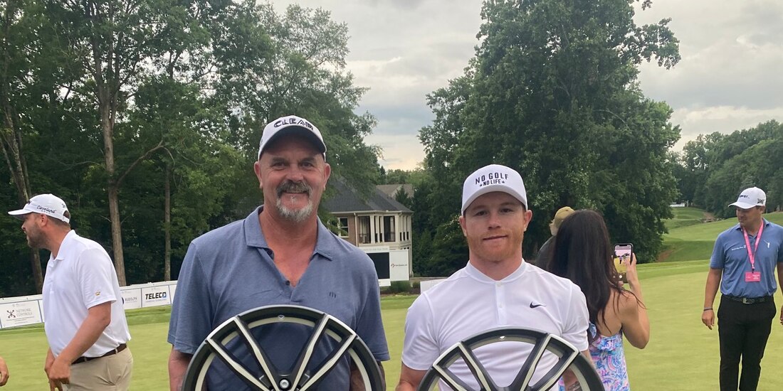 Saúl "Canelo" Álvarez sostiene el trofeo que ganó en un torneo de golf, demostrando que no sólo es bueno para el box.