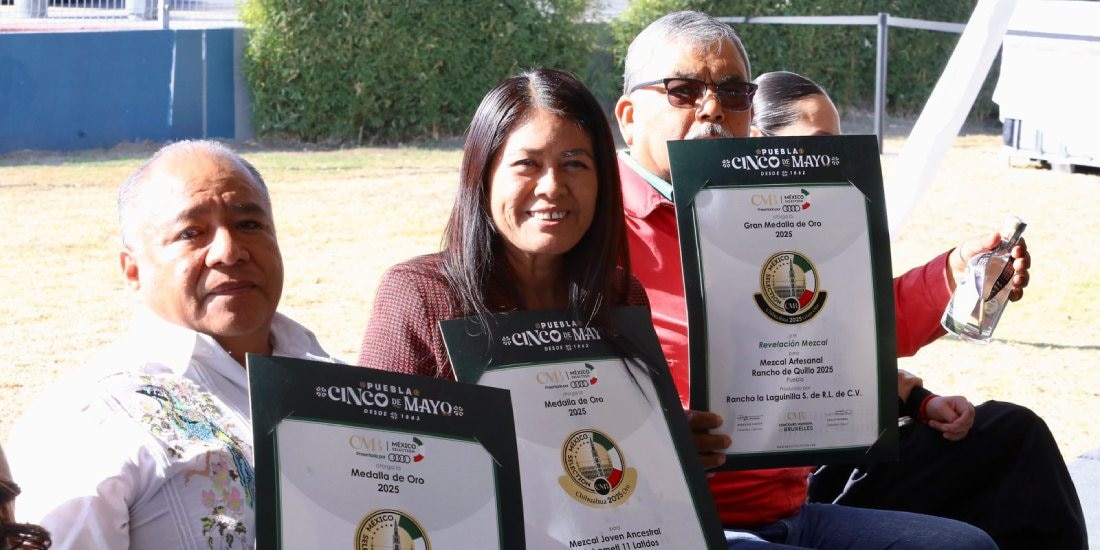 Puebla reconoce a maestros mezcaleros galardonados en certamen internacional.