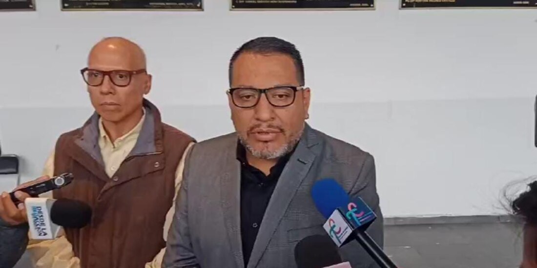 El dirigente de la Asociación de Ministerios Públicos de Morelos, Alexandro López, al hablar ante los medios, ayer.