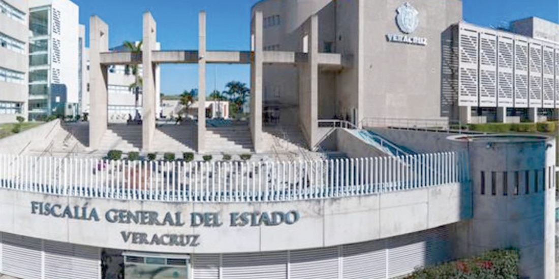 ASPECTO de la Fiscalía de Veracruz, que ya indaga el caso de doble asesinato.