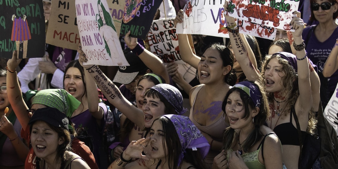 Miles de mujeres marchan por las calles de las avenidas principales con dirección al Zócalo en el marco del día de la mujer.
