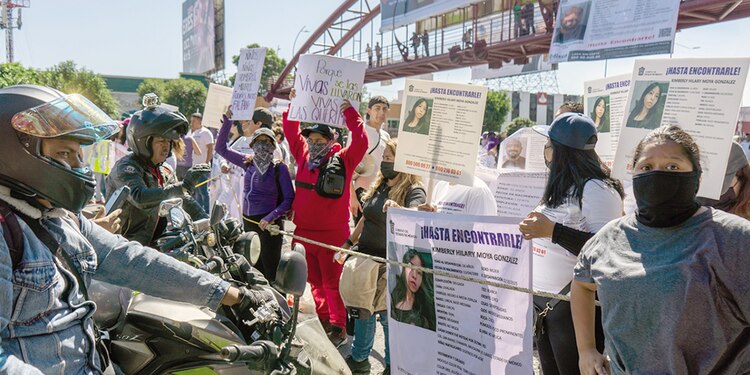 Motociclistas son bloqueados por manifestantes.
