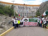 Integrantes del Frente AntiAMLO afuera de la presa La Boquilla.