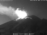 En el video compartido por la cuenta de Twitter Webcams México se muestra cómo caen los fragmentos en las faldas del segundo volcán más alto del país.