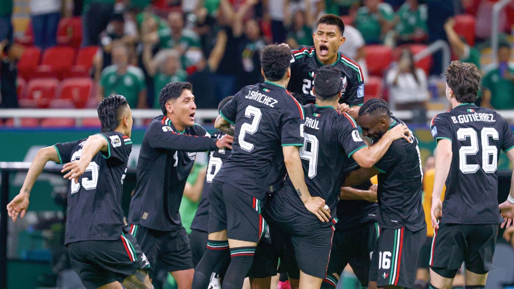 JUGADORES aztecas
celebran el gol de Luis
Romo el pasado jueves 18
de junio en Guadalajara