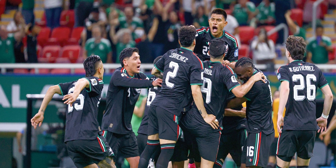 JUGADORES aztecas
celebran el gol de Luis
Romo el pasado jueves 18
de junio en Guadalajara