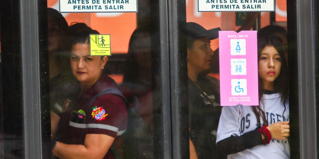 Mujeres viajan en la zona exclusiva para ellas en un Metrobús lleno, en abril pasado.